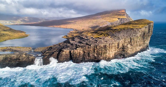 A special lake located halfway between the sky and the sea.
