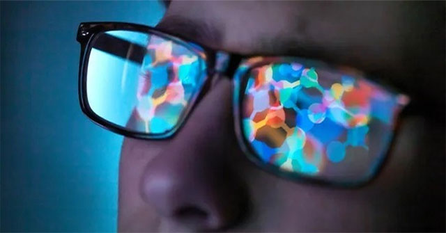 Above all, watch 3D right on regular eyeglasses