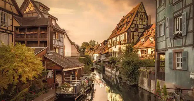 Admire the 8 most poetic villages in the world, beautiful like a fairyland