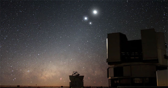 Admire the interesting and rare phenomenon: The Seven Stars Meet the Moon!