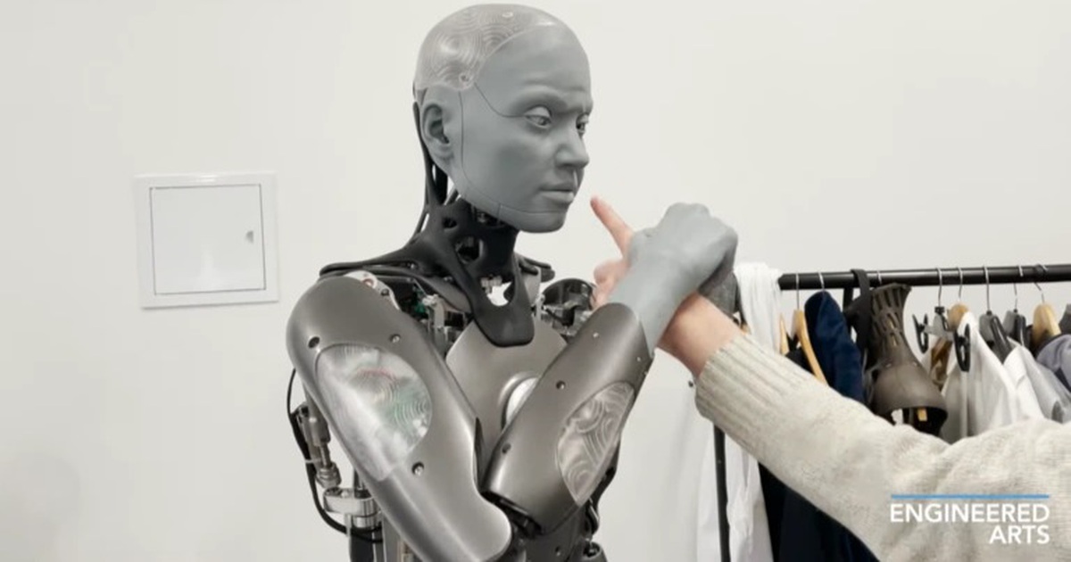 Amazing reaction of a robot with a lifelike expression