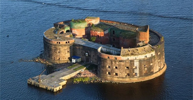 An ancient fortress floating in the middle of the sea in Russia with a mysterious history attracts tourists
