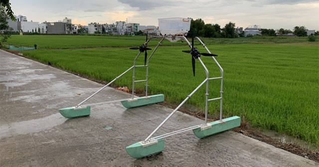 Associate Professor Viet makes a machine to automatically plant seeds and fertilize rice