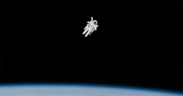 Astronaut Bruce McCandless II - The first person to fly freely in space