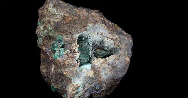 Breaking the 220-year-old stone in the museum, the experts suprise: It's  precious than gold!