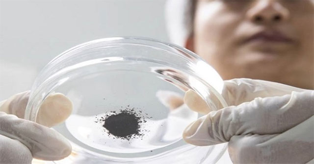 Build a device to turn CO2 into oxygen on the Moon