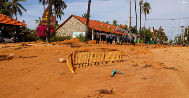 Cause of red sand flood in Binh Thuan