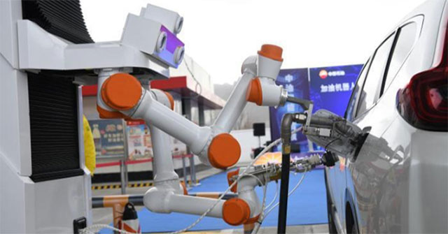 China launches the first 100% automatic gas station