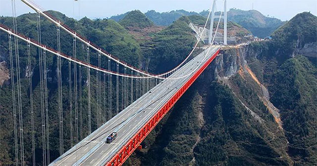 China surprises the world by building a cable-stayed bridge 'above the clouds'
