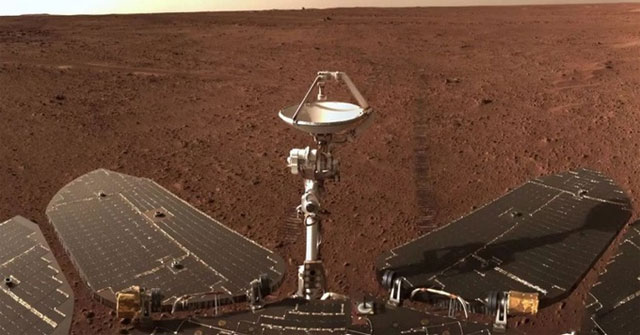 Chinese robot takes pictures to celebrate 100 days on Mars