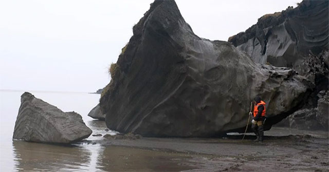 Climate change destroys the ground, leaving people without a place to live?