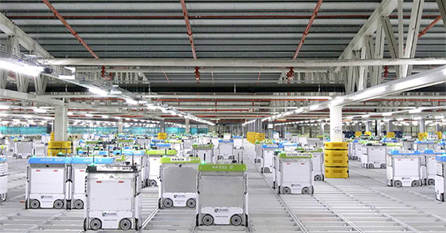 Close-up of 2,000 robots working in the warehouse like in the movie