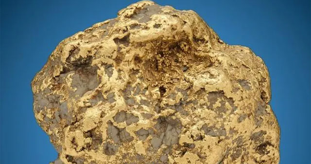 Close-up of a huge 10kg gold block found in Alaska
