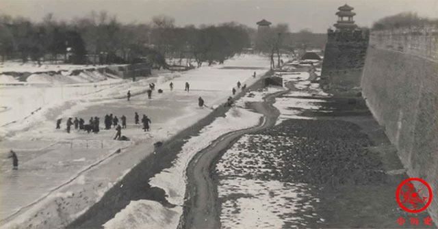 Close-up of the process of harvesting winter ice to make 'air conditioners' for the Emperor at the end of the Qing Dynasty