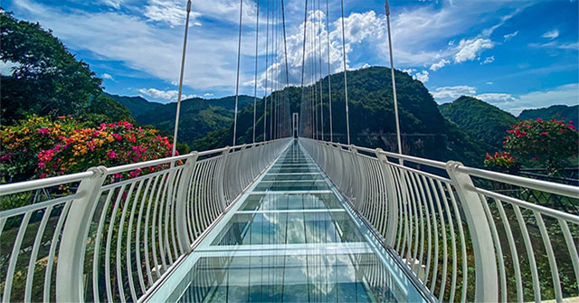 Close-up of the world's longest pedestrian glass bridge, visitors try ...