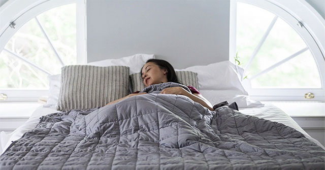 Covering yourself with a thick blanket can help cure insomnia.