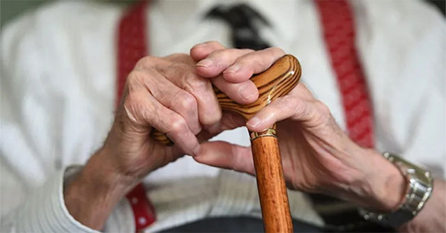 Deciphering the reason why people often die at the age of 80