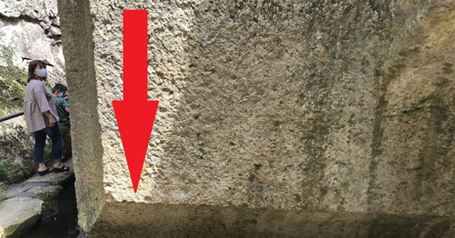 Despite the laws of physics, the 500-ton rock keeps hanging in the air - The experts are also helpless!