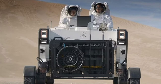Development of a multi-purpose truck carrying astronauts on the Moon