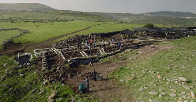 Digging water pipes, discovering 2,100-year-old 'time-frozen' treasure