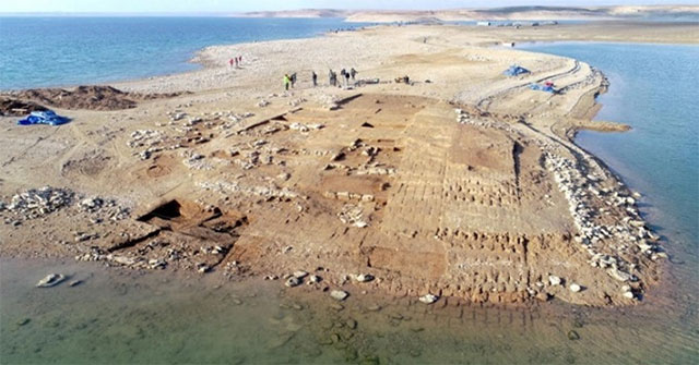 Discovered 3,400-year-old city rising above the Tigris . river