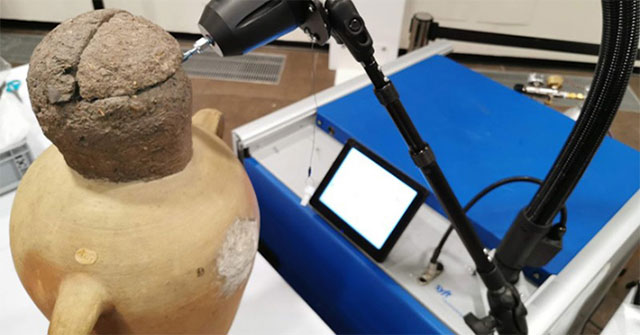 Discovered 3,400-year-old food jars in the Egyptian tombs