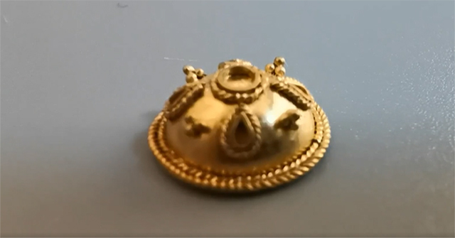 Discovered pure gold buttons in a 2,000-year-old tomb