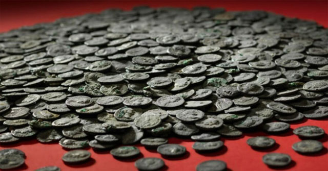 Discovered 'terrible treasure', up to 5,500 ancient coins buried in the river