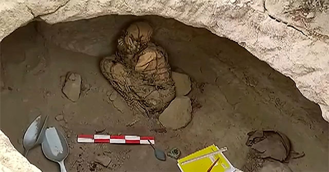 Discovering a thousand-year-old mummy, archaeologists were stunned with a strange posture, the more they looked, the more scared they became