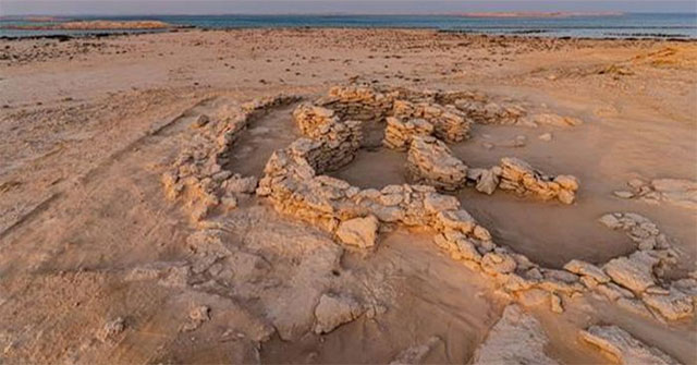 Discovering many 8,500-year-old houses in the UAE