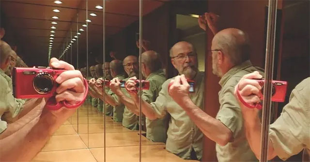 Does the reflection between two mirrors facing each other last indefinitely?