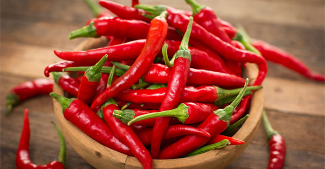 Don't put them directly in the refrigerator, there is a way to preserve fresh chili peppers as if they were just picked for up to half a year