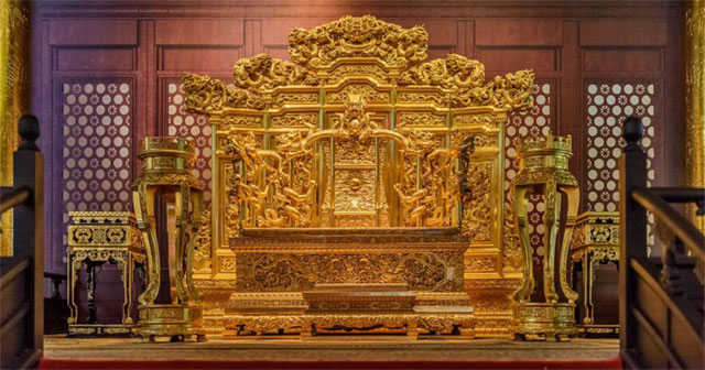 Dragon Chair in the Forbidden City: Even if you pay, experts wouldn't dare touch it!
