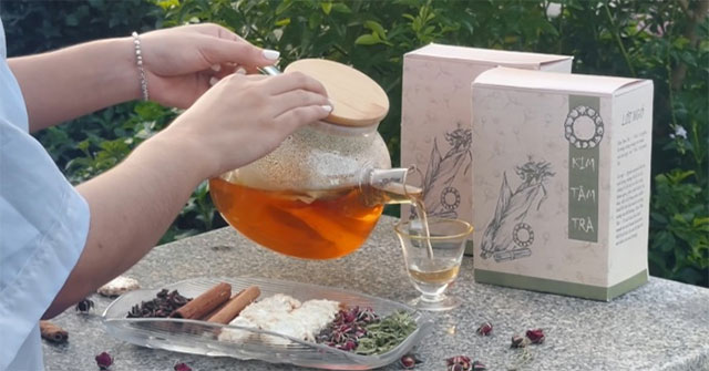 Duy Tan University students make tea from corn guts