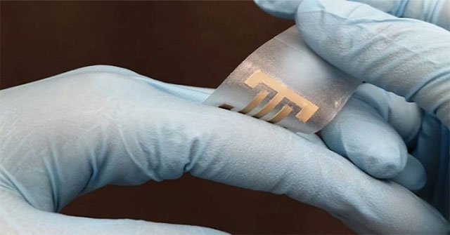 Electric gauze bandage kills harmful bacteria in the wound