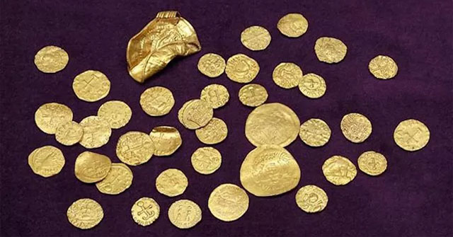 Excavation, accidentally found the largest 1,400-year-old gold treasure in England