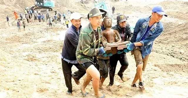 Excavation in Laos discovered many bronze Buddha statues