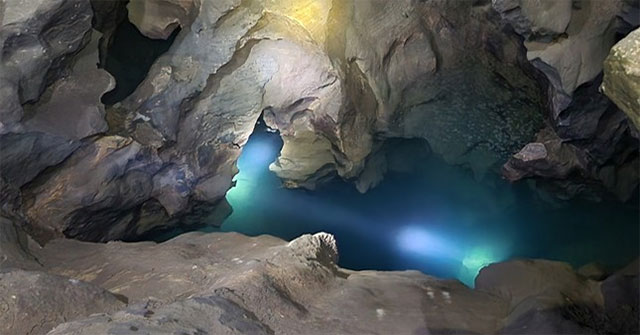 Explore a newly discovered cave with super beautiful stalactites in Thanh Hoa
