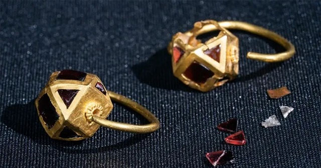 Exquisite gold jewelry of ancient nobility unearthed