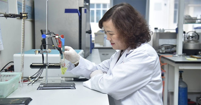 Female professor researches drug delivery materials to kill cancer cells