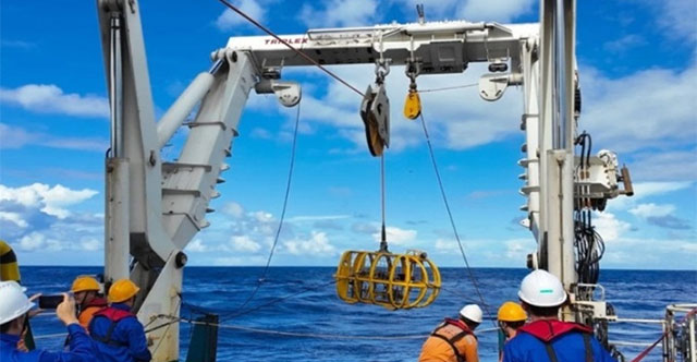 Fiber optic cable laying system in the world's deepest abyss