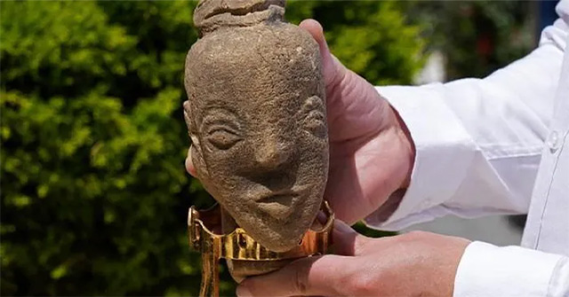 Found an ancient 'treasure', the farmer thought he sold a lot of money and the ending was unexpected