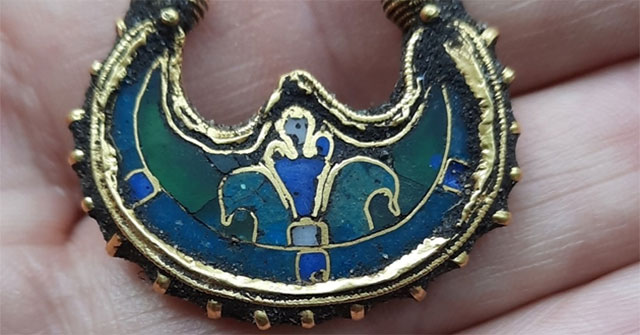 Found extremely rare 1,000-year-old gold earrings