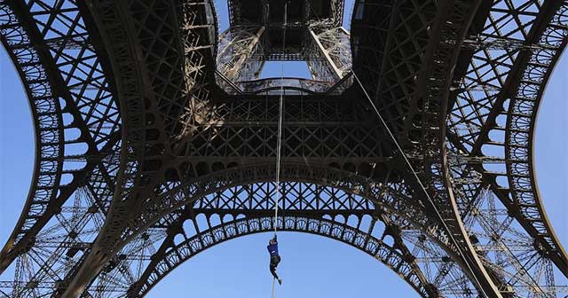 French female athlete breaks world record when climbing a rope up the Eiffel Tower