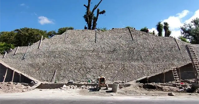Giant pyramid 'appears' in the middle of the highway in Mexico