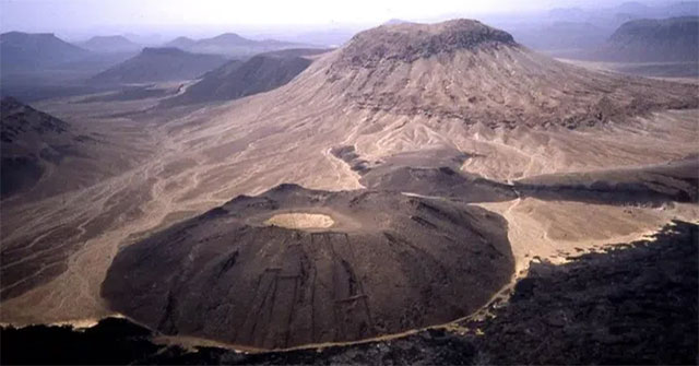 Giant stone structures in Saudi Arabia, the oldest monuments in the world?