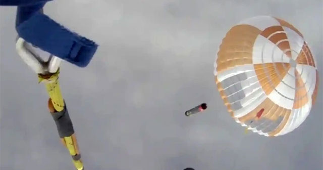 Helicopter 'captures' the rocket returning to Earth