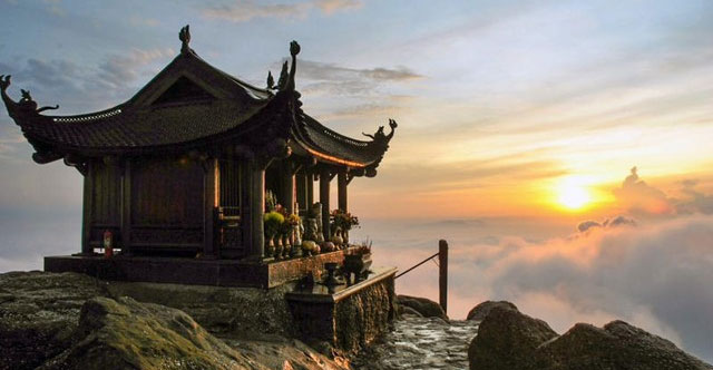 How did people create the 'golden lotus on the sacred peak of Yen Tu'?