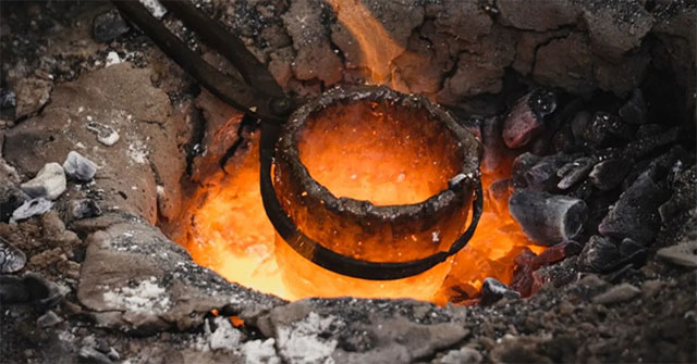 How did prehistoric people make metal objects?