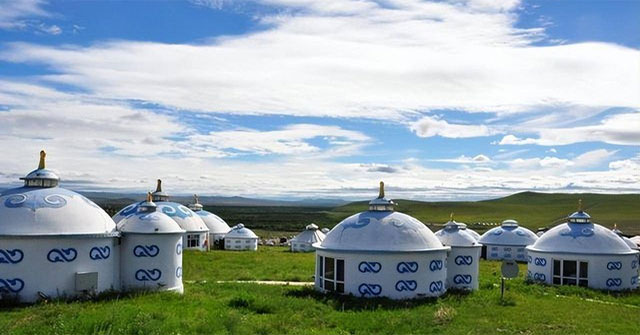 How do Mongolian nomads living in tents go to the toilet and bathe?